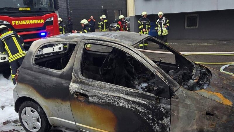 Einsatz in Leverkusen: Garagen- und Autobrand ruft Feuerwehr auf den Plan