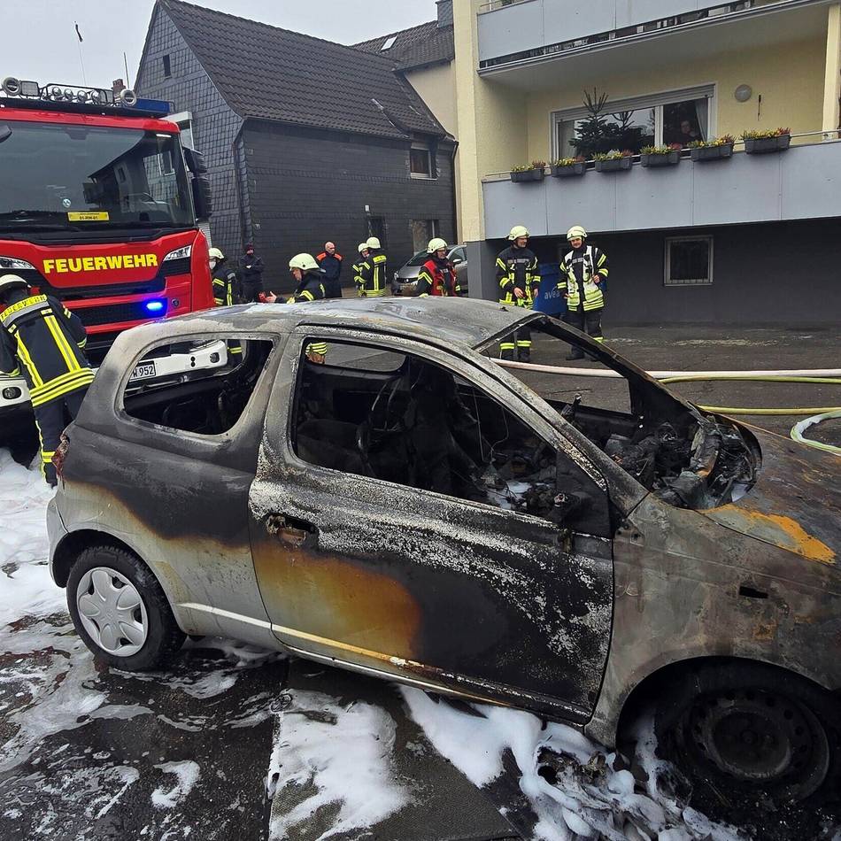 Einsatz in Leverkusen: Garagen- und Autobrand ruft Feuerwehr auf den Plan