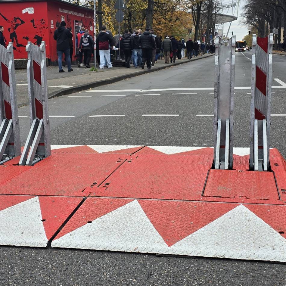 Sicherheit in Leverkusen: Stadt testet Zufahrtsschutzsystem am Stadion