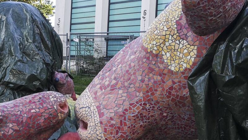 Großskulptur für Bedburg-Hau: Künstlerin enthüllt ihr Werk: Tiere und ein Riese für die Gemeinde