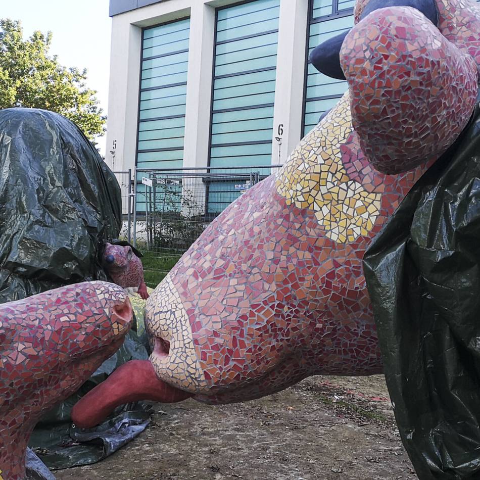 Großskulptur für Bedburg-Hau: Künstlerin enthüllt ihr Werk: Tiere und ein Riese für die Gemeinde