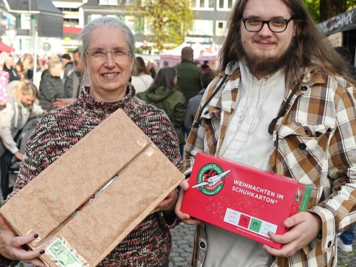 Sammelaktion in Hückeswagen: Wie ein bunter Schuhkarton das Teilen lehrt