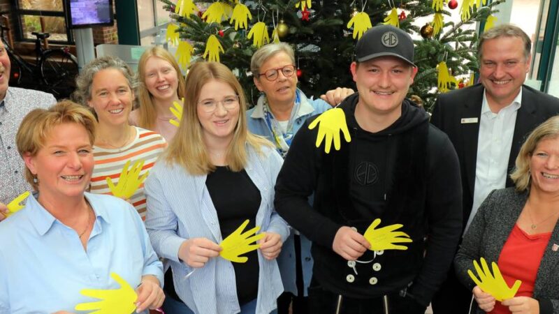 Wunschbaumaktion in Sonsbeck und Xanten: Jede Hand steht für einen Kinderwunsch
