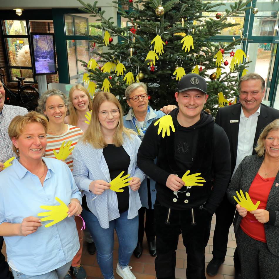 Wunschbaumaktion in Sonsbeck und Xanten: Jede Hand steht für einen Kinderwunsch