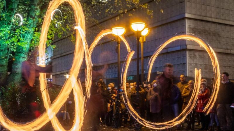 Am 15. und 16. November in Rheinberg: Martinsmarkt am Hospiz mit Feuer- und Lasershow