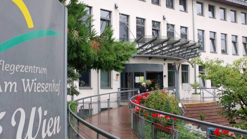 Rheinberger Pumpennachbarschaft Xa-Ka-Ka: Kinder singen und teilen mit Wiesenhof-Bewohnern