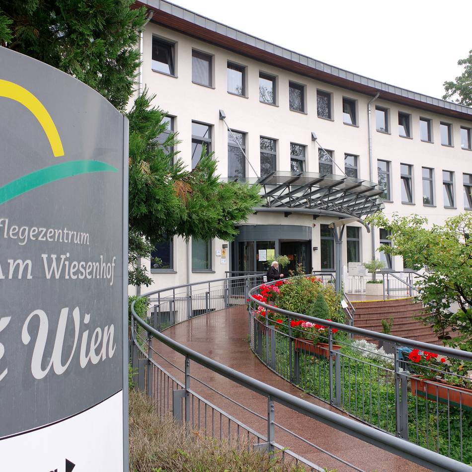 Rheinberger Pumpennachbarschaft Xa-Ka-Ka: Kinder singen und teilen mit Wiesenhof-Bewohnern