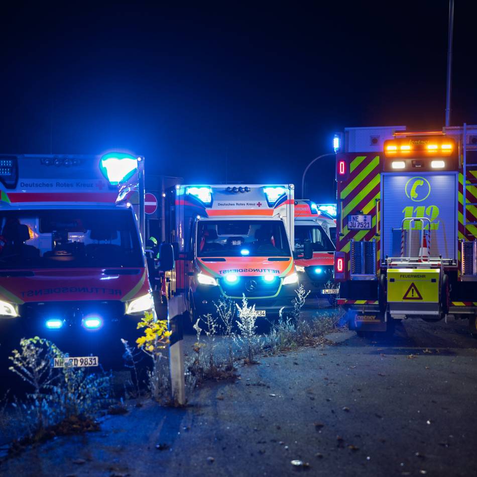 Brand und Unfall in Jüchen: Vier Verletzte und ein mysteriöses Feuer
