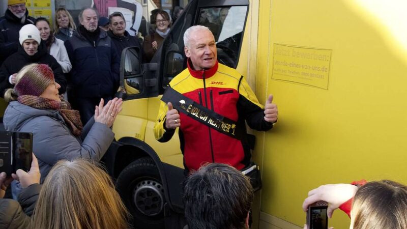 Herzlicher Empfang mit Hunderten Menschen: Millingen verabschiedet seinen Postboten