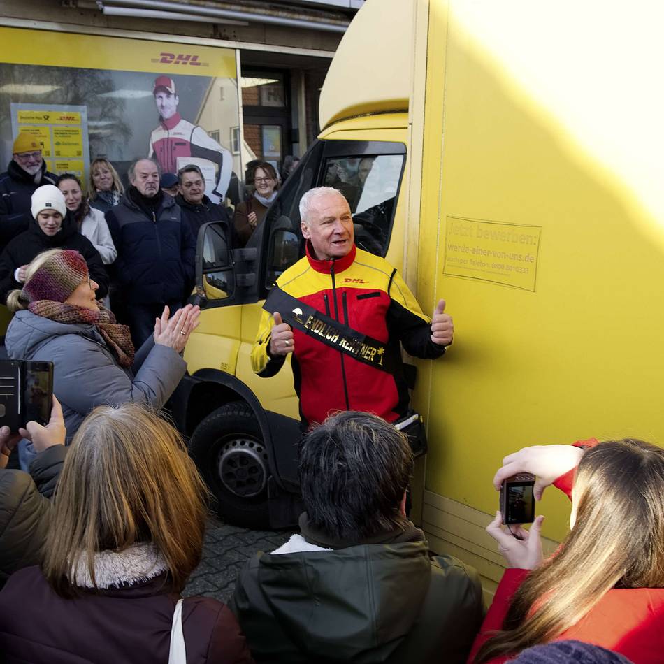 Herzlicher Empfang mit Hunderten Menschen: Millingen verabschiedet seinen Postboten