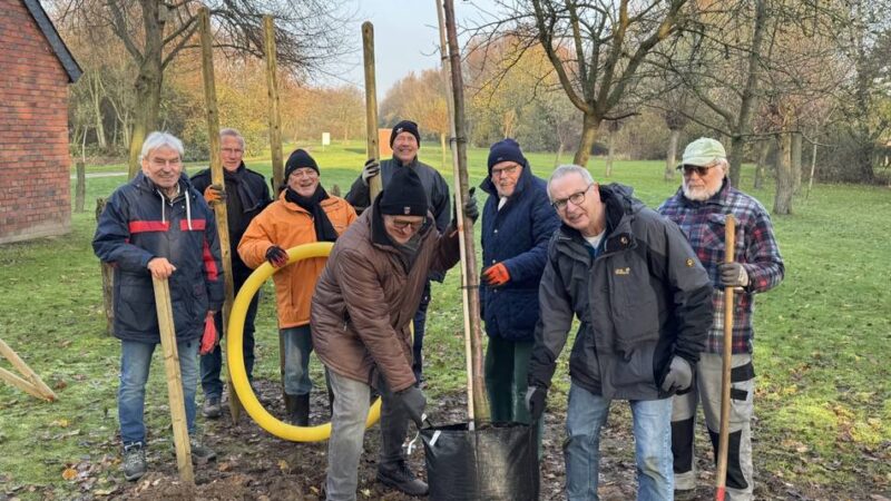 Gepflanzt vom Heimat- und Bürgerverein Lüttingen: Apfelbaum an der Fischerhütte erinnert an verstorbenen Apostel