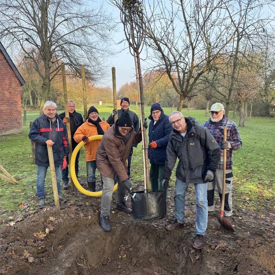 Gepflanzt vom Heimat- und Bürgerverein Lüttingen: Apfelbaum an der Fischerhütte erinnert an verstorbenen Apostel