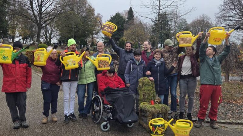 „Lebendige Inklusion“ aus Hückeswagen: Bunte Gießkannen als Zeichen der Verbundenheit