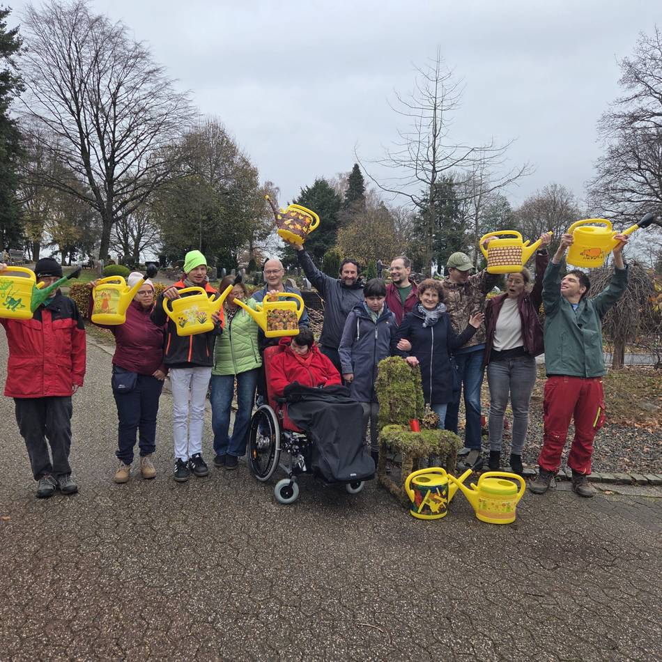 „Lebendige Inklusion“ aus Hückeswagen: Bunte Gießkannen als Zeichen der Verbundenheit