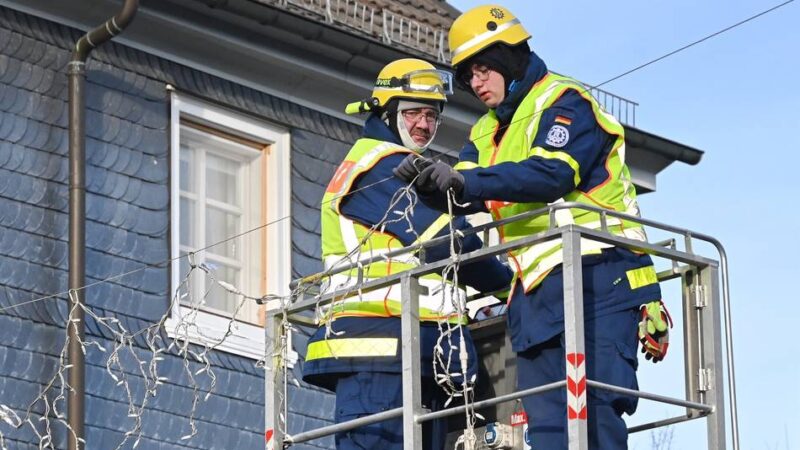 Technisches Hilfswerk Hückeswagen montiert Weihnachtsbeleuchtung: THW lässt die Innenstadt erstrahlen