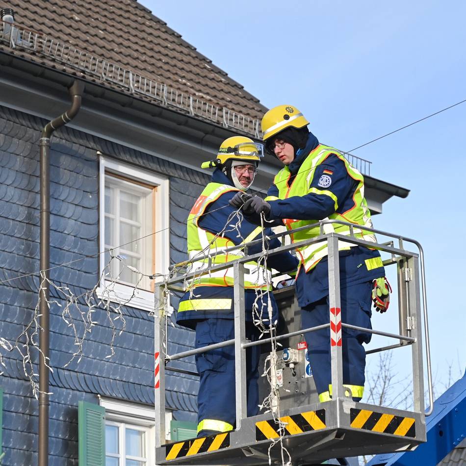 Technisches Hilfswerk Hückeswagen montiert Weihnachtsbeleuchtung: THW lässt die Innenstadt erstrahlen