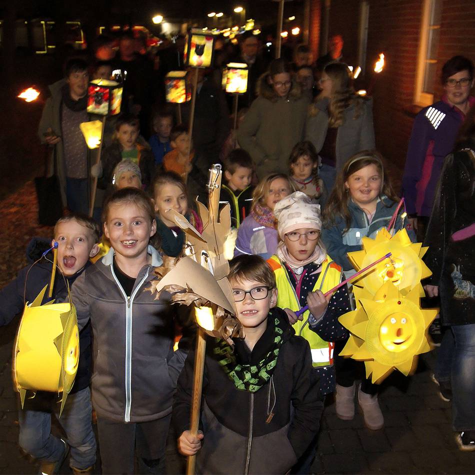 Umzug im Sonsbecker Ortsteil: Sankt Martin ritt hoch zu Ross durch Hamb