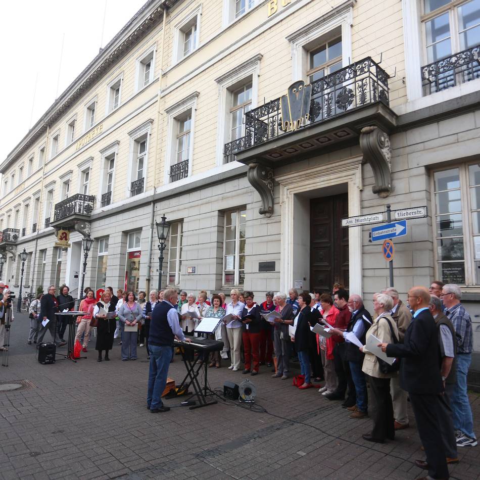 Montagslesung in Krefeld: Brigitte Gillissen liest „Martinszug in Düsseldorf“ von Otto Brües
