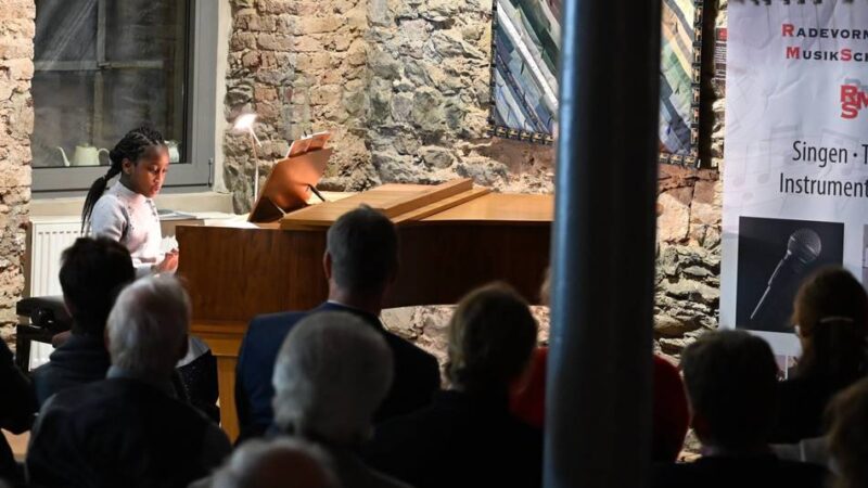 Musikschule und Wülfingmuseum in Radevormwald: Viele Musiker lassen den sanierten Flügel erstrahlen