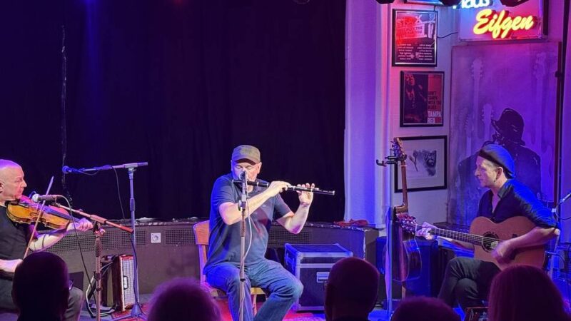 Celtic Voyage in Wermelskirchen: Humorvolle Irish-Folk-Koryphäen sorgen für volles Haus Eifgen