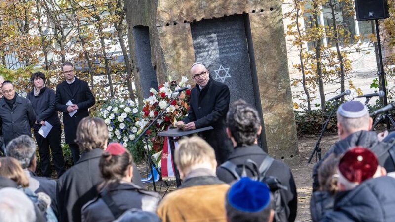 Bewegende Gedenkstunde zur Reichspogromnacht in Neuss: „Die Gesellschaft driftet auseinander und wir schauen zu“