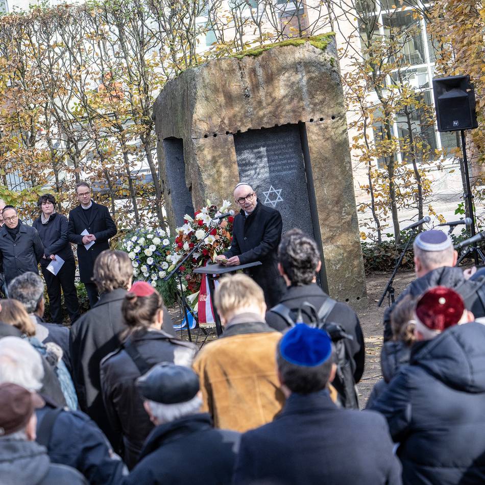 Bewegende Gedenkstunde zur Reichspogromnacht in Neuss: „Die Gesellschaft driftet auseinander und wir schauen zu“