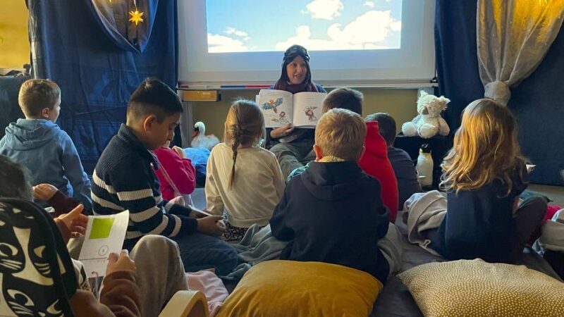 Schwanenschule in Wermelskirchen: Leseabend mit Popcorn und Papierfliegern