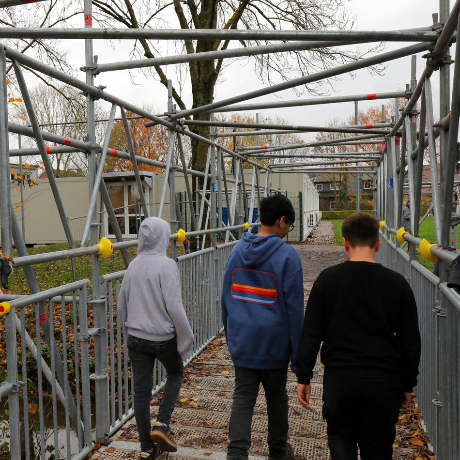 Sonsbecks große Baustelle: Schulumbau beginnt mit Brückenschlag