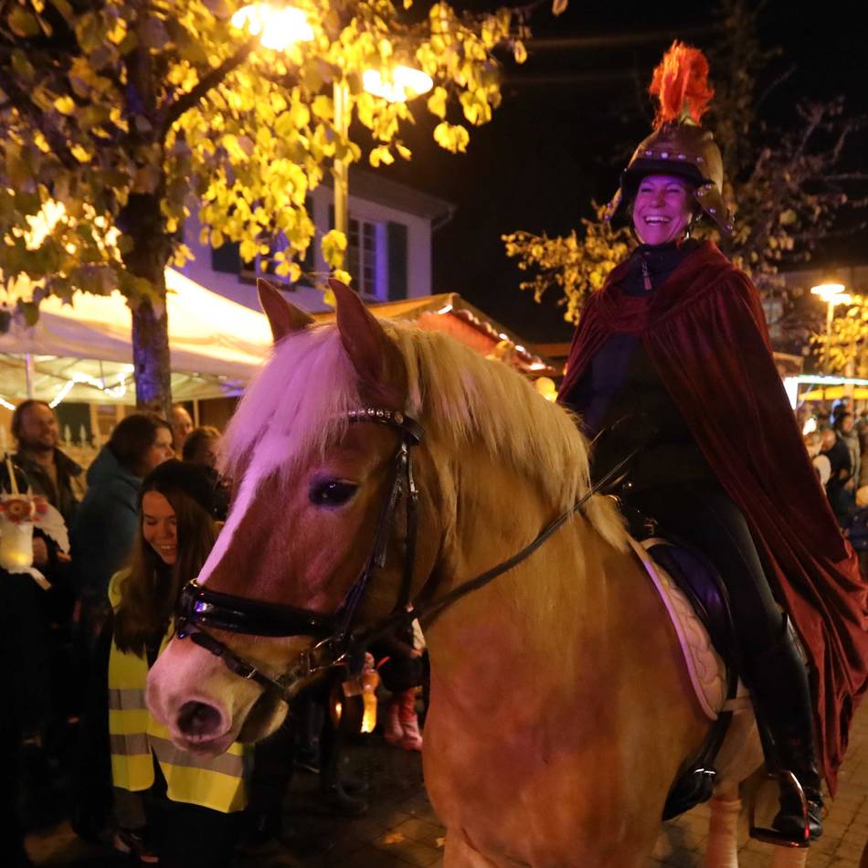 Sankt Martin-Umzüge starten: Laternenmeer in Leverkusen