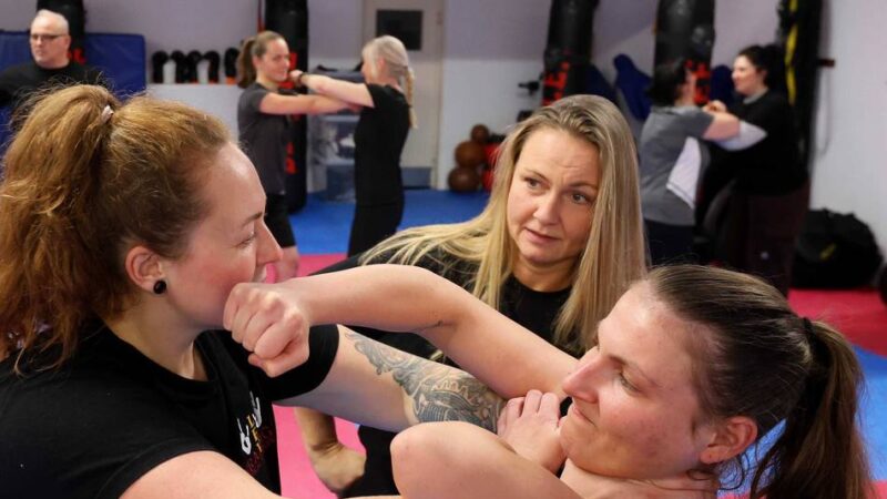 Volkshochschule Mettmann-Wülfrath vermittelt Rüstzeug für brenzlige Situation: Selbstverteidigung und Deeskalation für Frauen