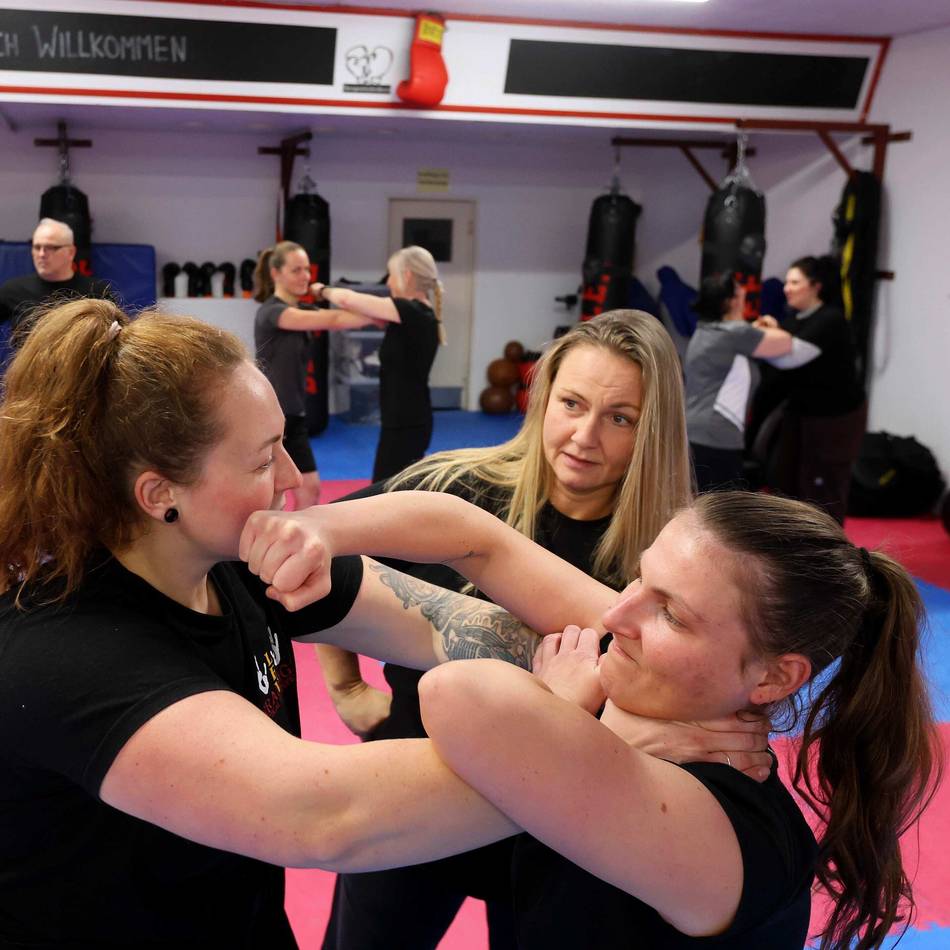 Volkshochschule Mettmann-Wülfrath vermittelt Rüstzeug für brenzlige Situation: Selbstverteidigung und Deeskalation für Frauen