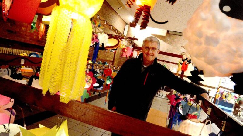 Holzbüttgen zeigt seine Laternen: Bunter Lichterglanz im Pfarrzentrum