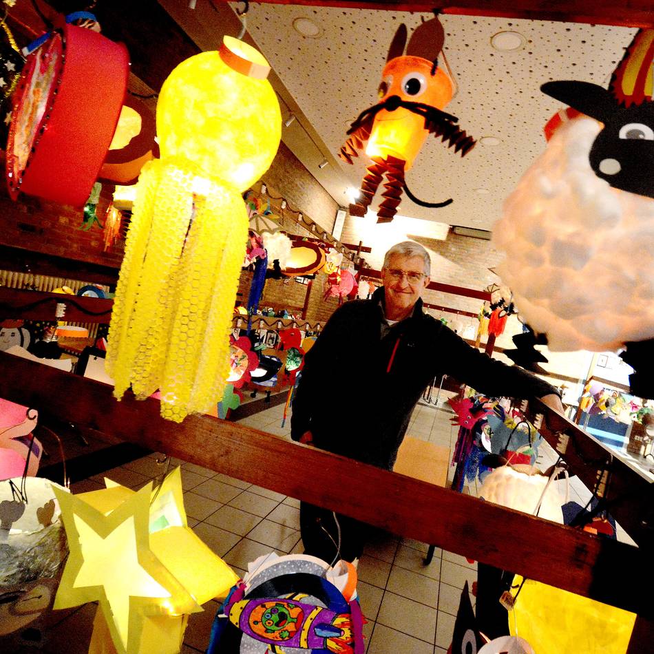 Holzbüttgen zeigt seine Laternen: Bunter Lichterglanz im Pfarrzentrum