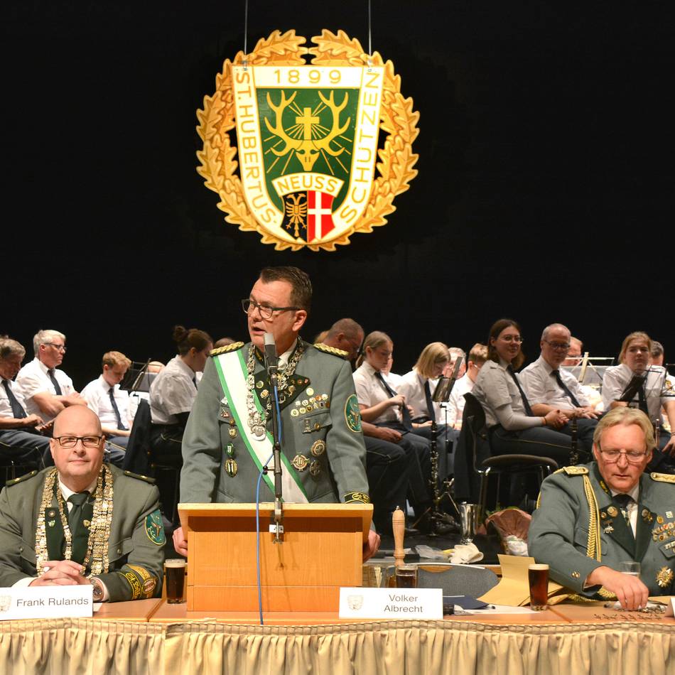Tradition in Neuss: Hubertusschützen feiern Patronatstag mit vielen Ehrungen