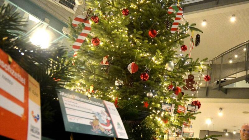 Wunschbaumaktion im Kaarster Rathaus: Socken, Duschgel und Gutscheine für Lebensmittel