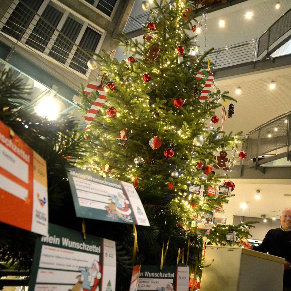 Wunschbaumaktion im Kaarster Rathaus: Socken, Duschgel und Gutscheine für Lebensmittel