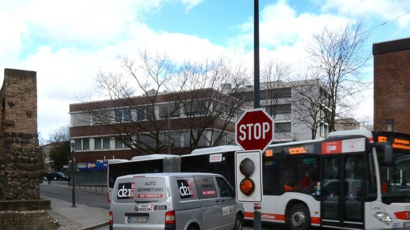 Hamtorwall in Neuss: Internistischer Notfall sorgt für Busunglück