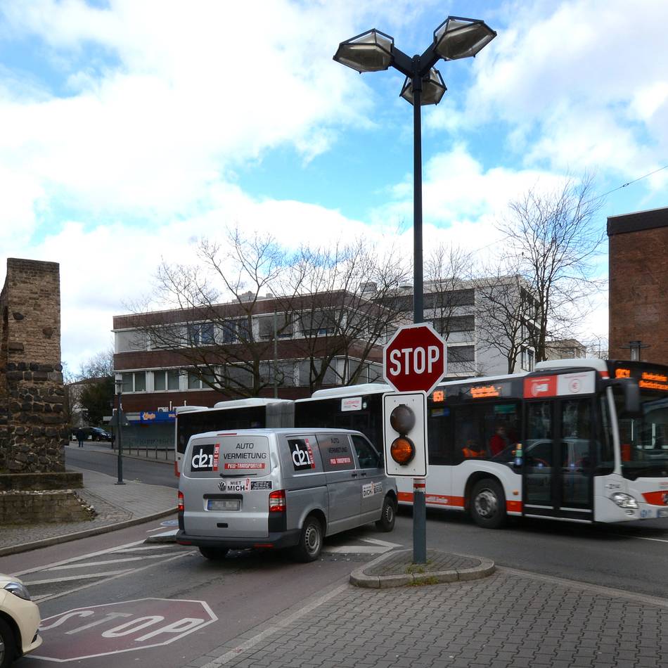 Hamtorwall in Neuss: Internistischer Notfall sorgt für Busunglück