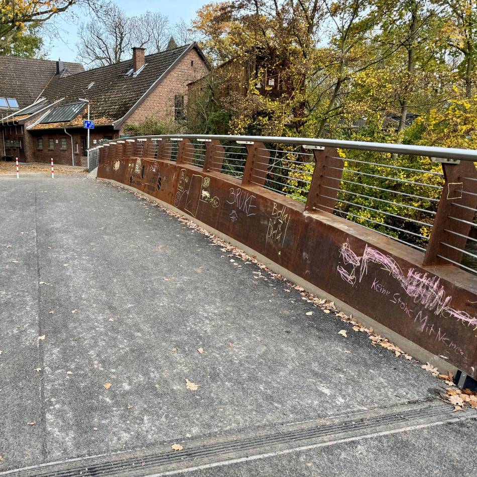 An der Gerhard-Hoehme-Allee in Neuss: Die neue Erftbrücke ist fertig – und schon beschmiert