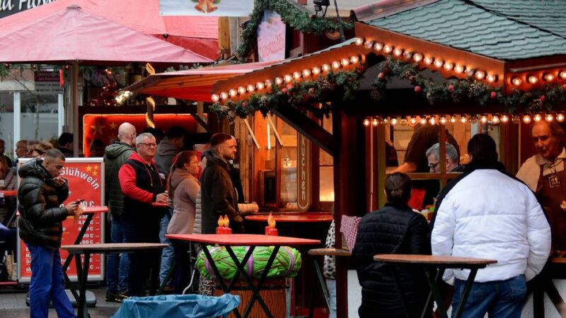 Kleinster Weihnachtsmarkt in Neuss eröffnet: Muttis Glühwein lockt wieder zum Konvent