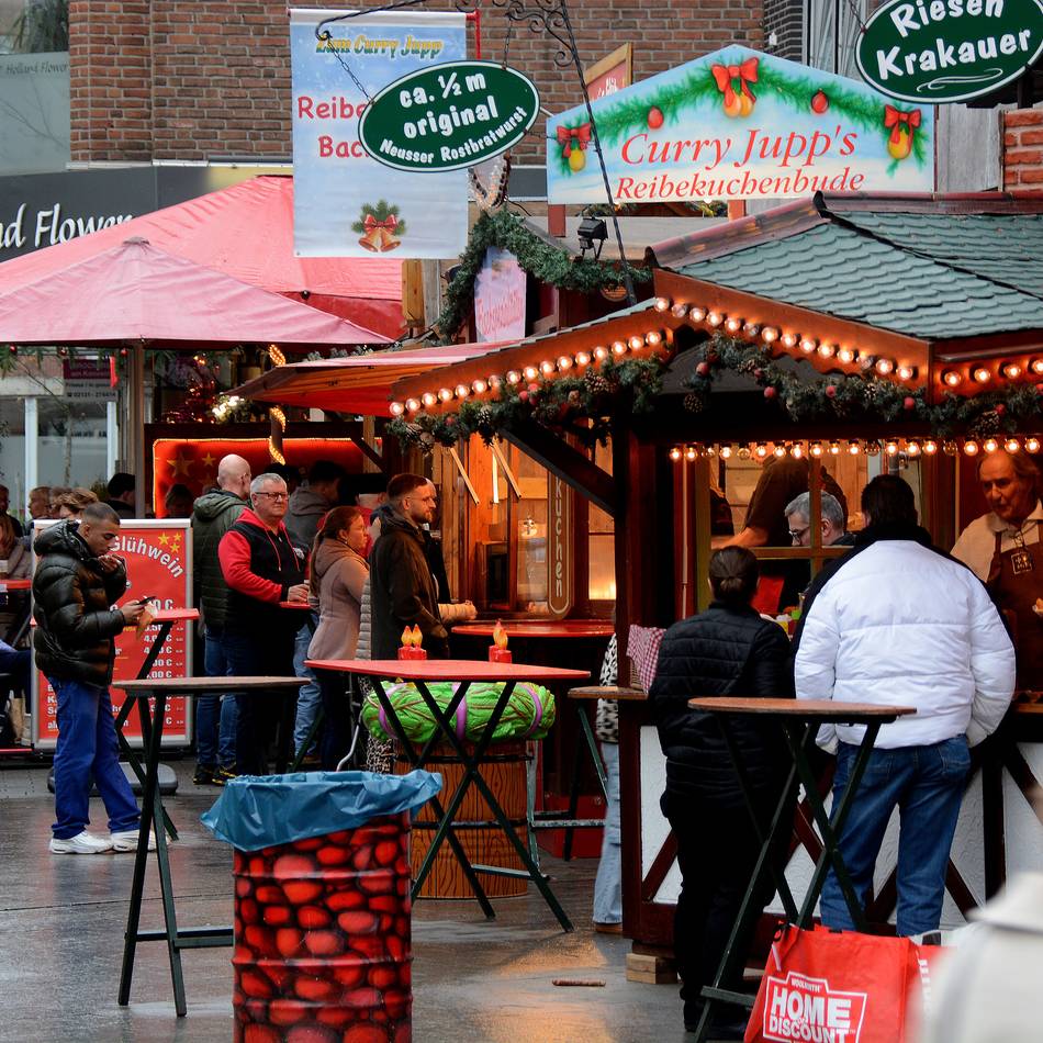 Kleinster Weihnachtsmarkt in Neuss eröffnet: Muttis Glühwein lockt wieder zum Konvent