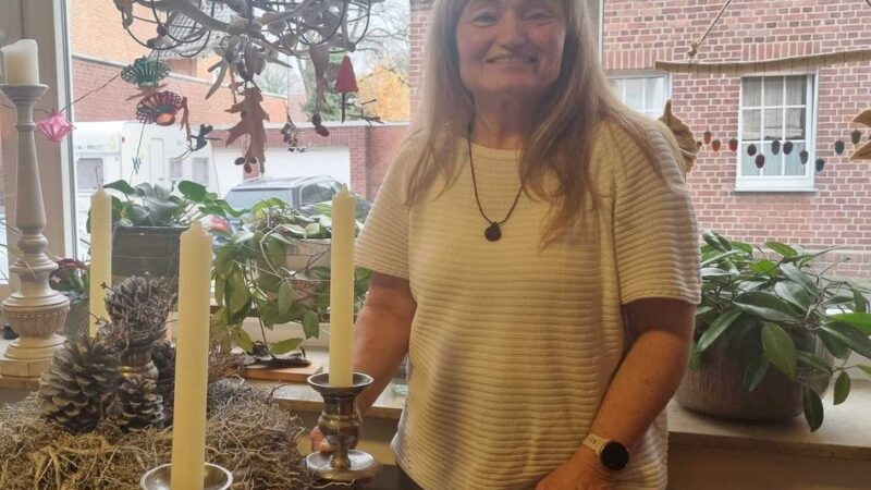 Aktion in Jüchen: Rollo hoch, Alltag aus – Jüchen trifft sich am Adventsfenster