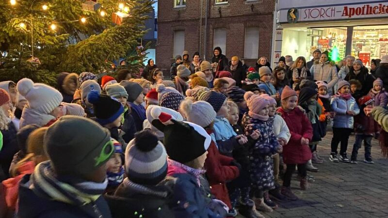 In Hochneukirch und Jüchen: Weihnachtsbäume werden „angeknipst“