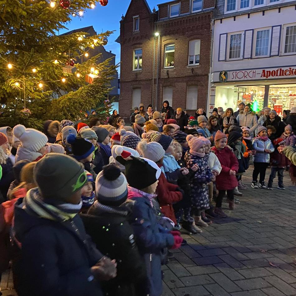 In Hochneukirch und Jüchen: Weihnachtsbäume werden „angeknipst“