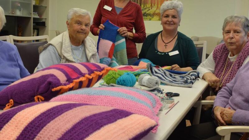 Tagespflege des Johannesstifts in Hückeswagen: Geübte Hände stricken Kuschelkissen