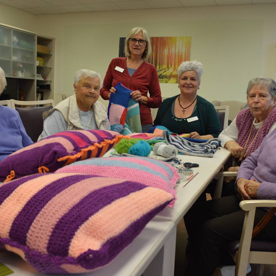 Tagespflege des Johannesstifts in Hückeswagen: Geübte Hände stricken Kuschelkissen