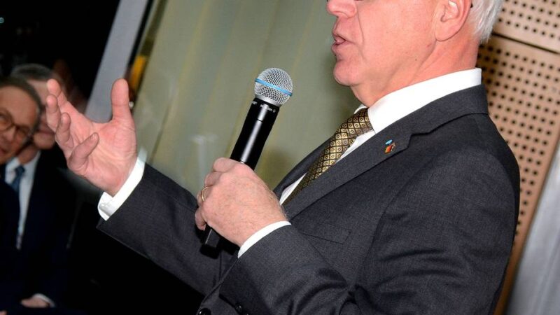 Vizepräsidentschaftskandidat in Neuss zu Gast: Eine Laga-Dauerkarte für US-Gouverneur Tim Walz