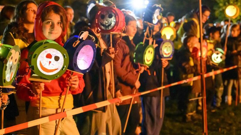 Kaarster Grundschulen feiern im Stadtpark: Sankt Martin als Mutmacher in einer dunklen Zeit