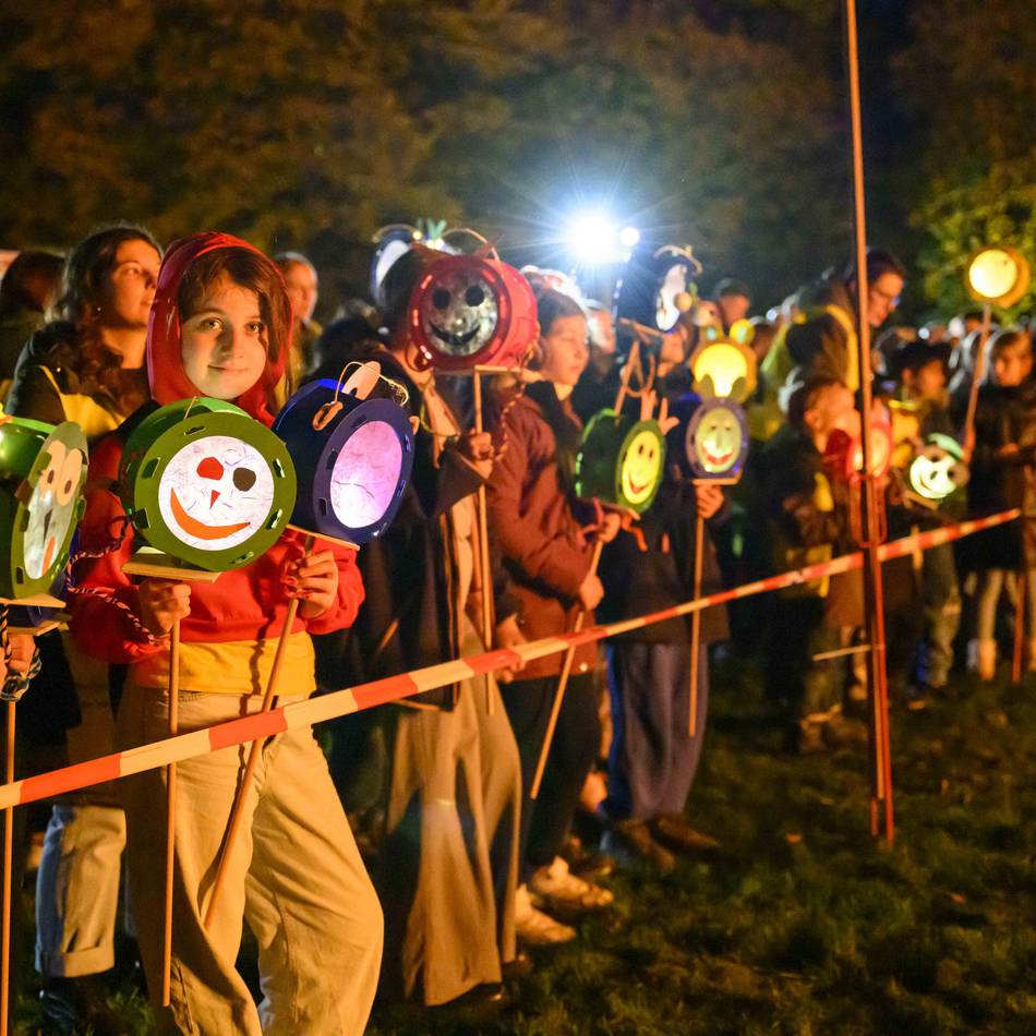 Kaarster Grundschulen feiern im Stadtpark: Sankt Martin als Mutmacher in einer dunklen Zeit
