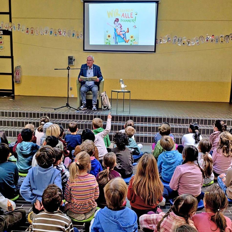 Landtagsabgeordneter zeigt sich in Mettmann in einer ungewohnten Rolle: Martin Sträßer las in der Grundschule Am Neandertal
